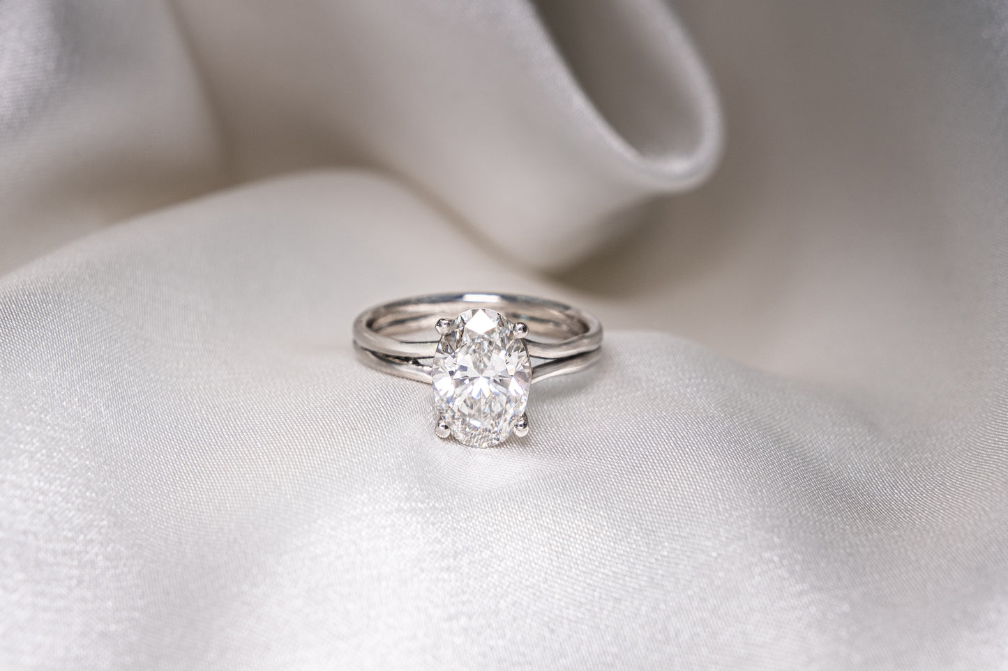 Anillo Diamante Oval y Argolla Convergente