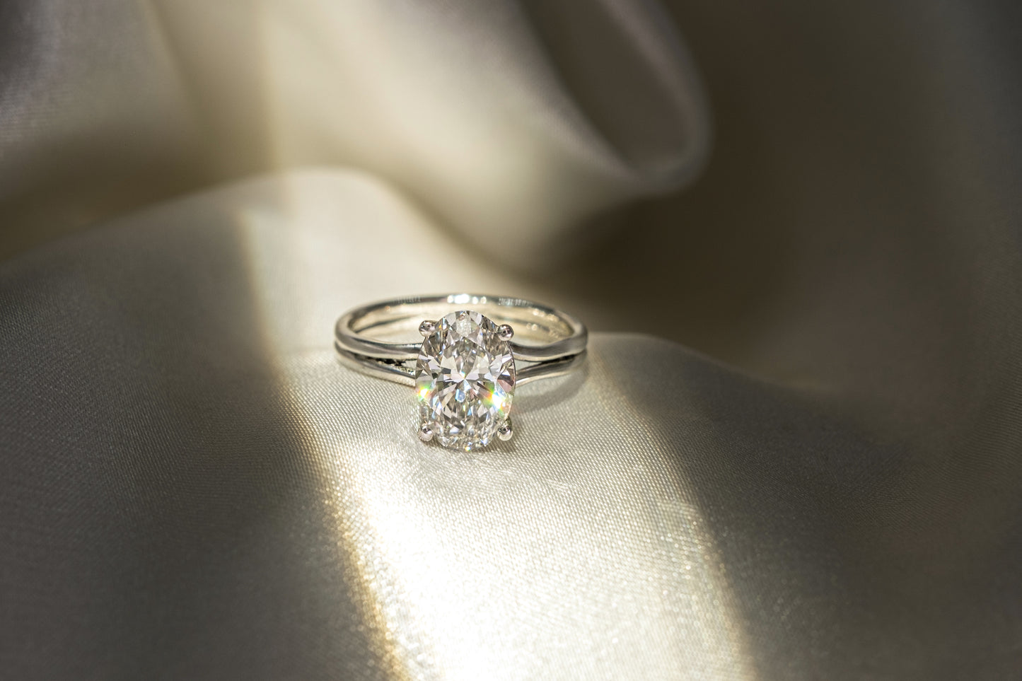 Anillo Diamante Oval y Argolla Convergente