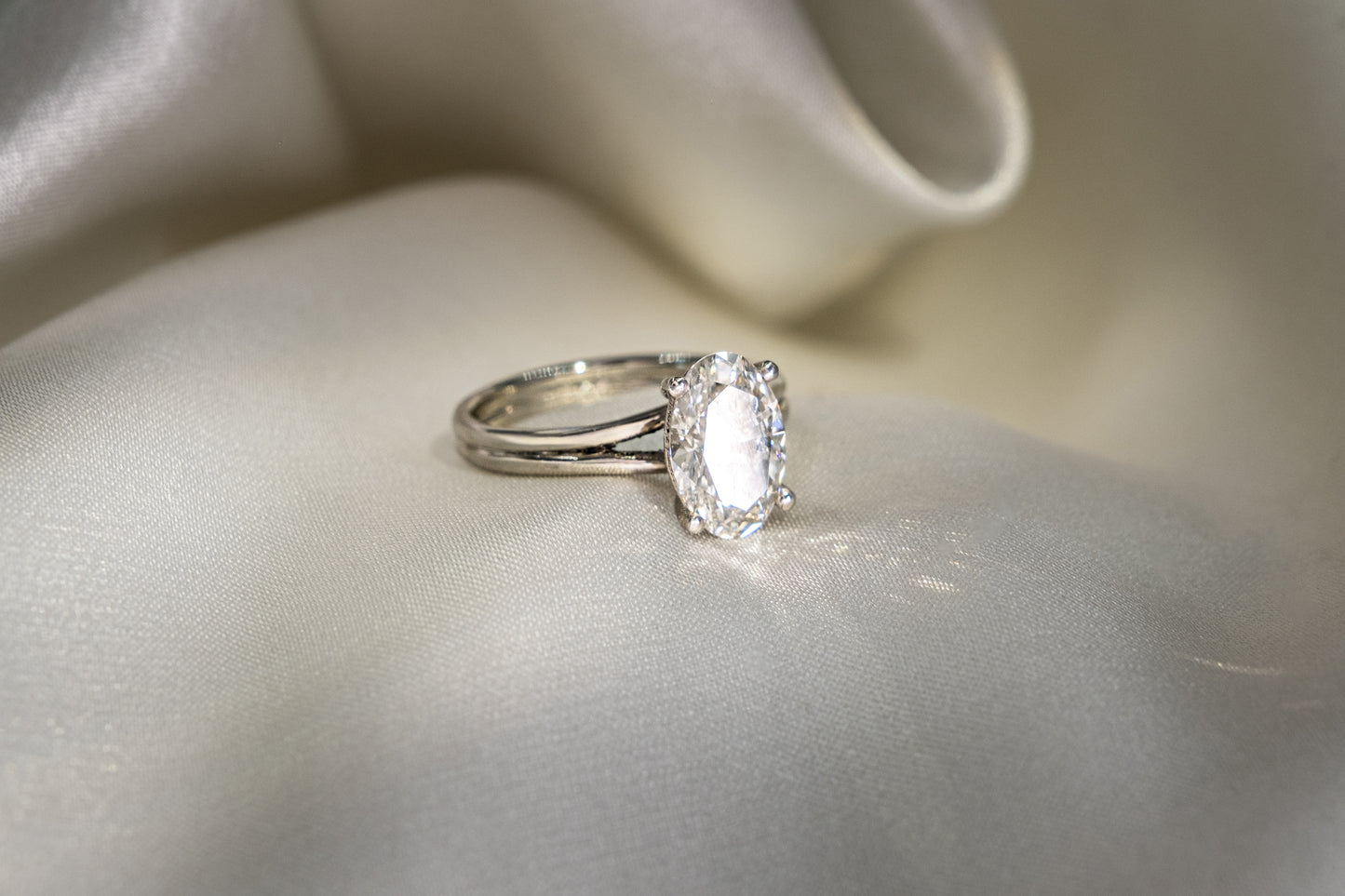 Anillo Diamante Oval y Argolla Convergente