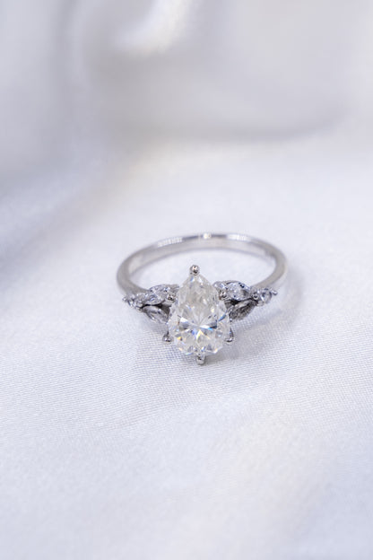 Anillo Diamante Pera y Brillo Marquise