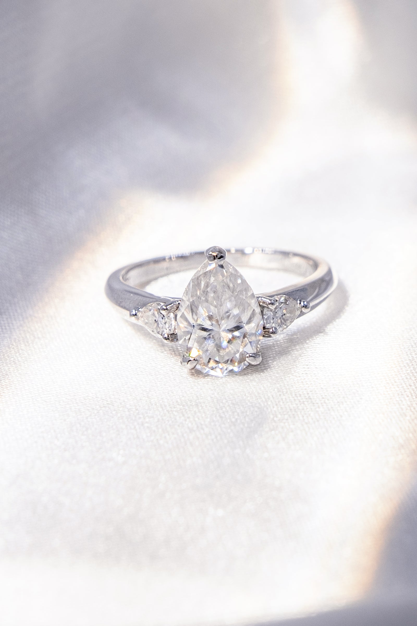 Anillo Diamante Pera y Brillo Marquise