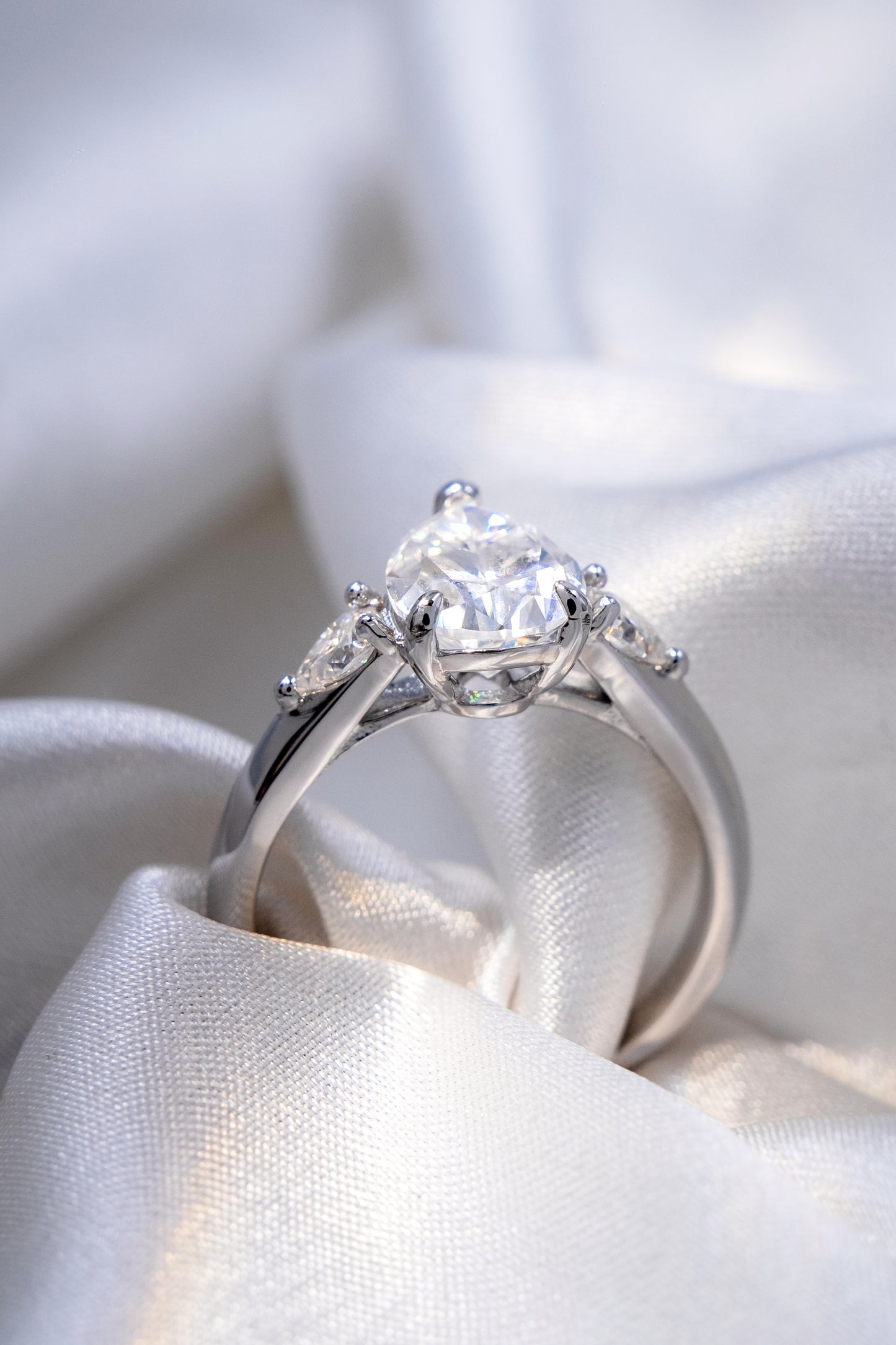 Anillo Diamante Pera y Brillo Marquise