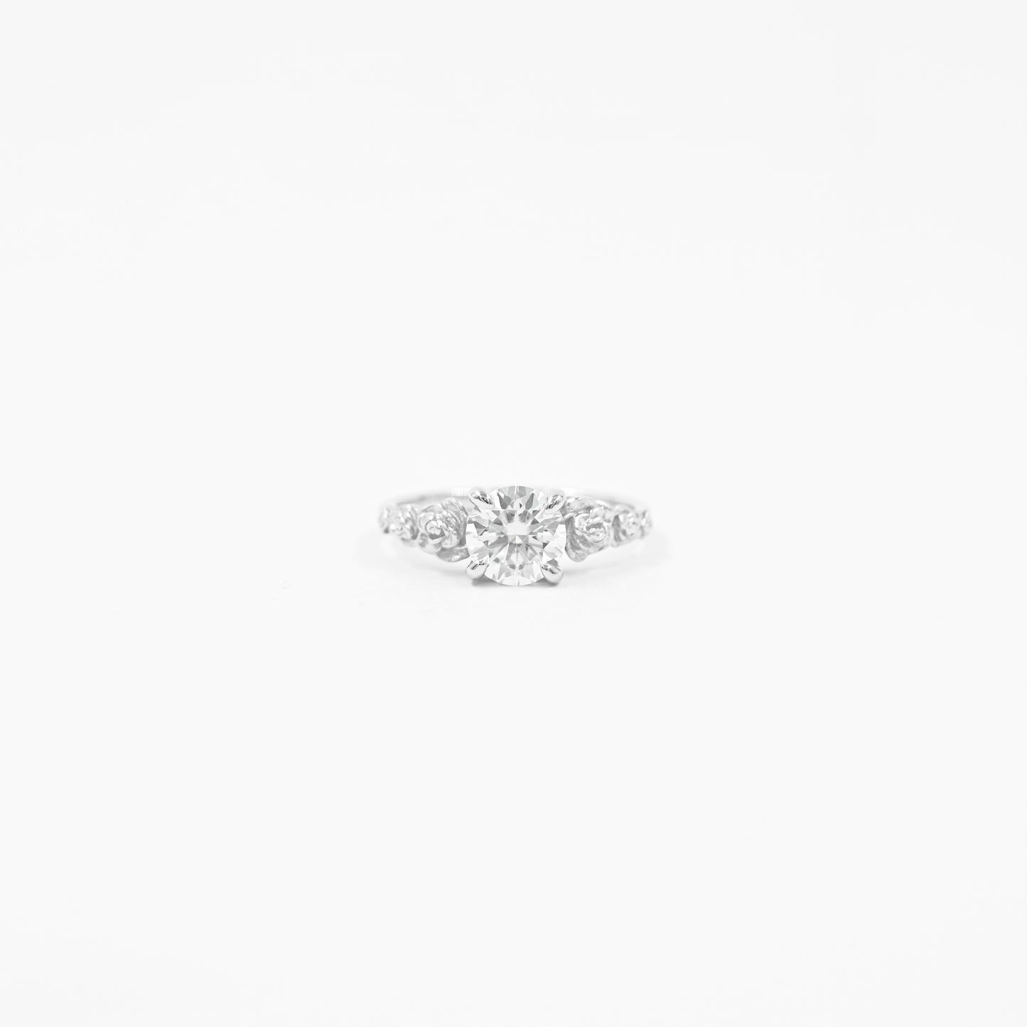 Anillo Solitario Moissanita y Rosas