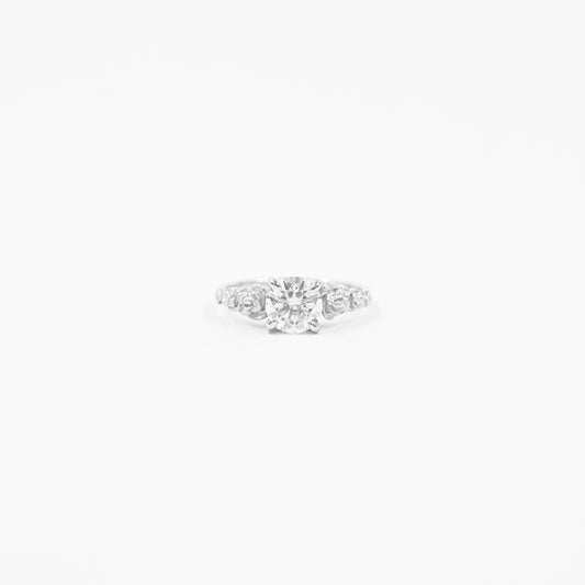 Anillo Solitario Moissanita y Rosas
