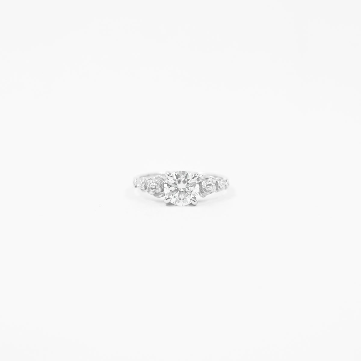 Anillo Solitario Moissanita y Rosas