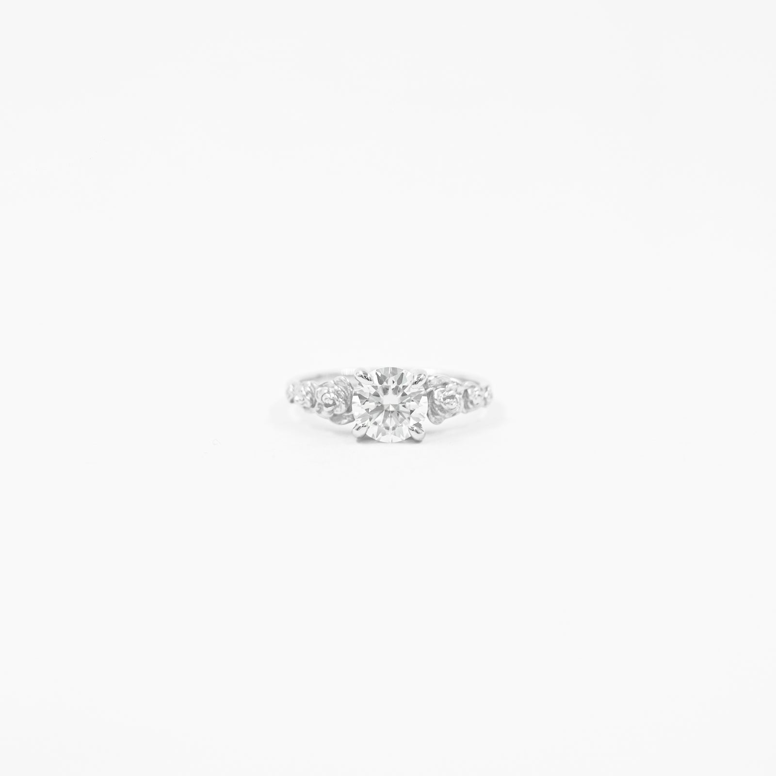 Anillo Solitario Moissanita y Rosas