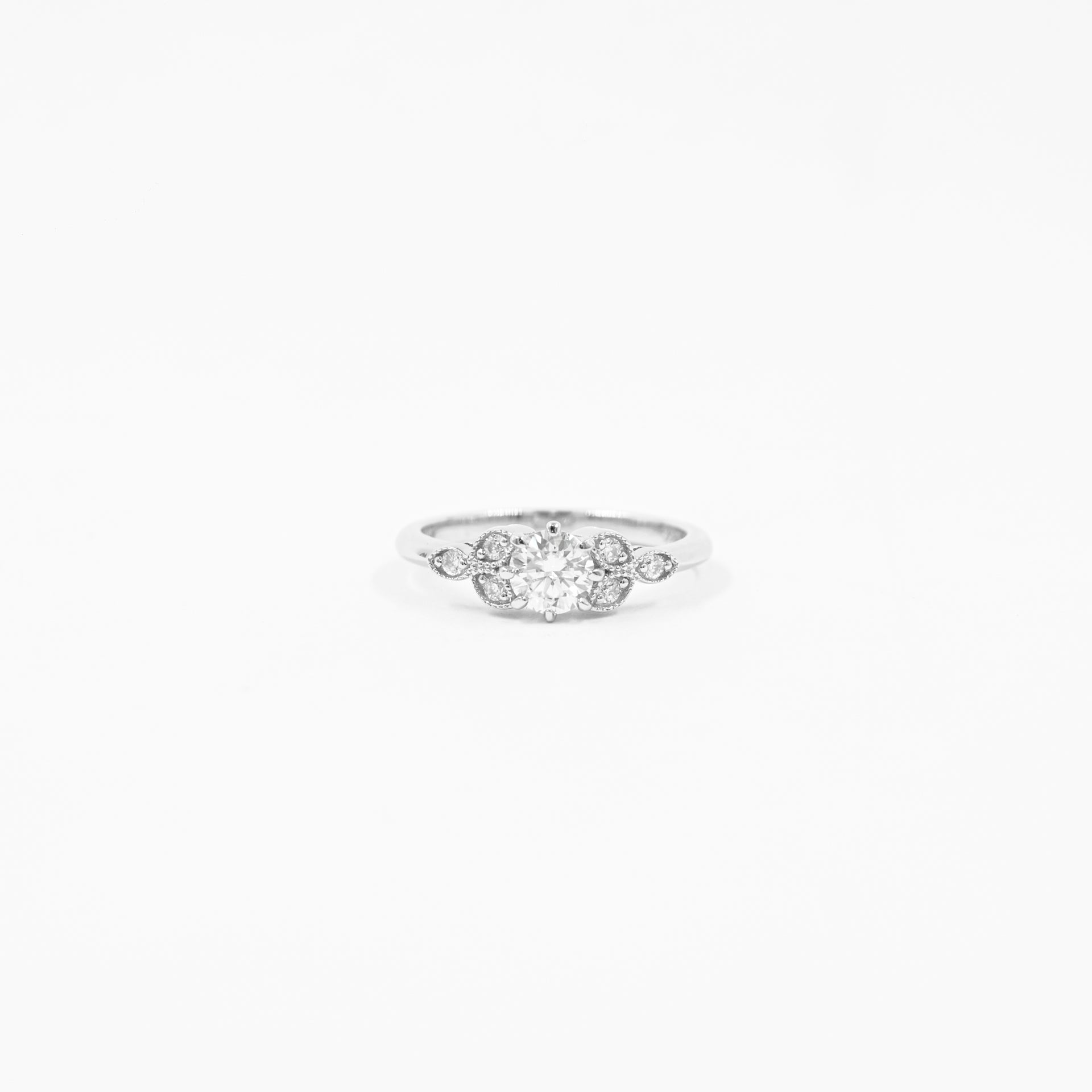 Anillo Petite Flor Moissanita