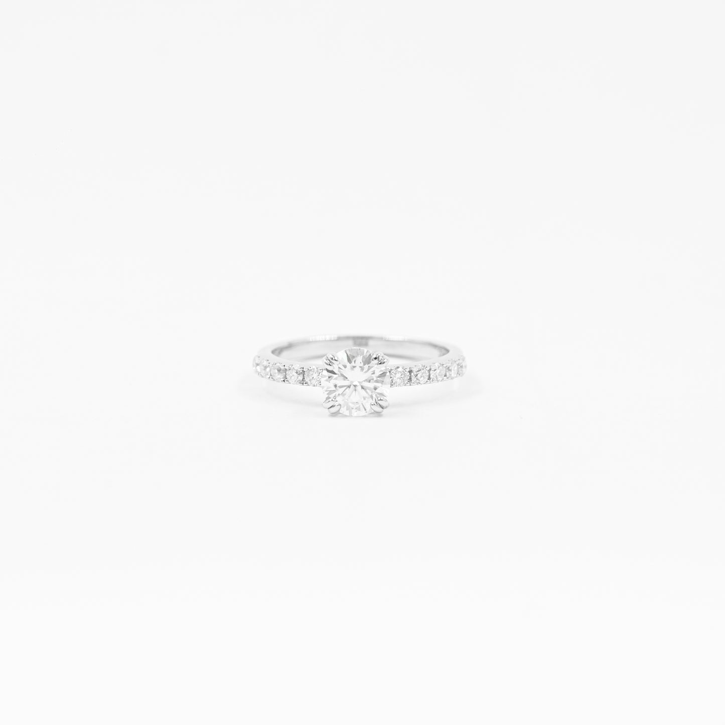 Anillo Solitario y Pave Moissanitas