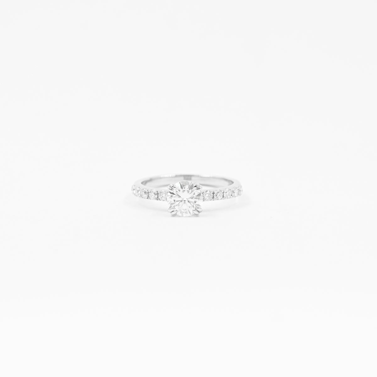 Anillo Solitario y Pave Moissanitas