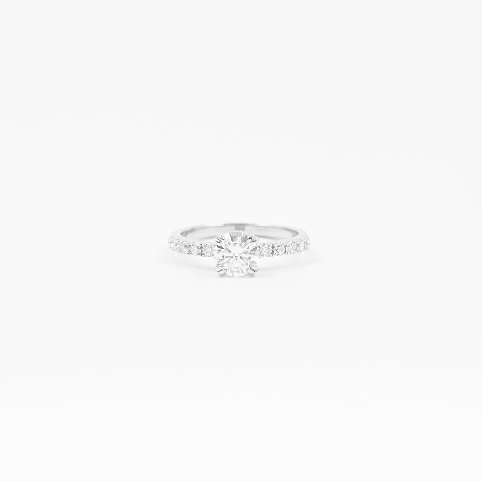 Anillo Solitario y Pave Moissanitas