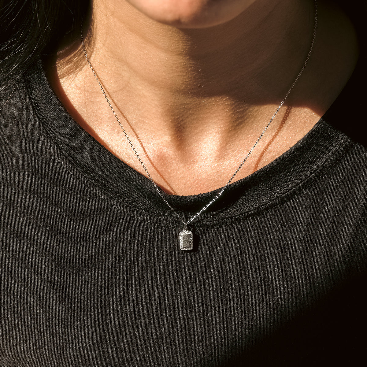 Colgante Medalla y Halo Moissanita