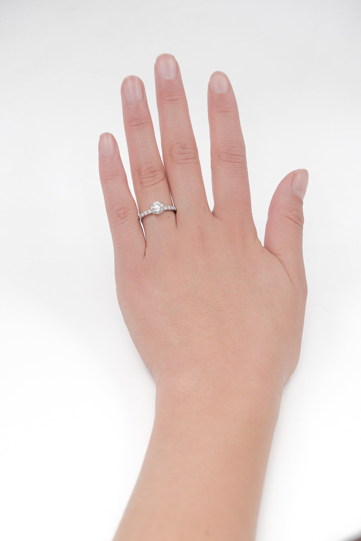 Anillo Solitario y Pave Moissanitas