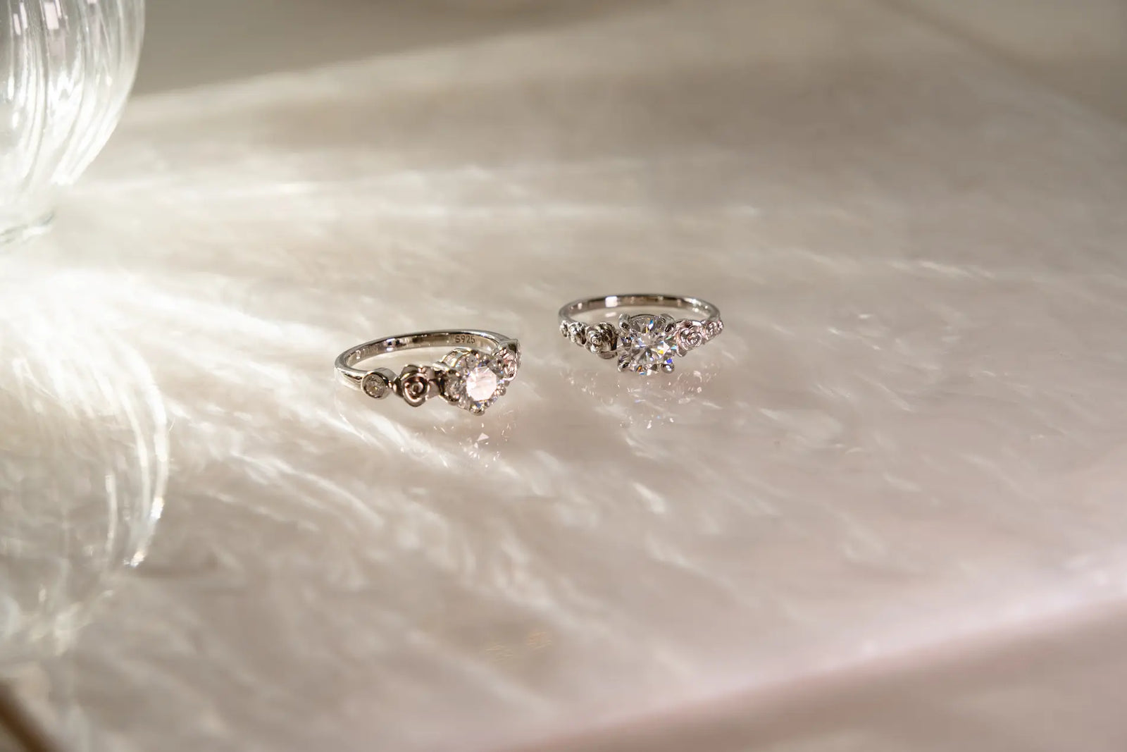 Anillo Solitario y Rosas