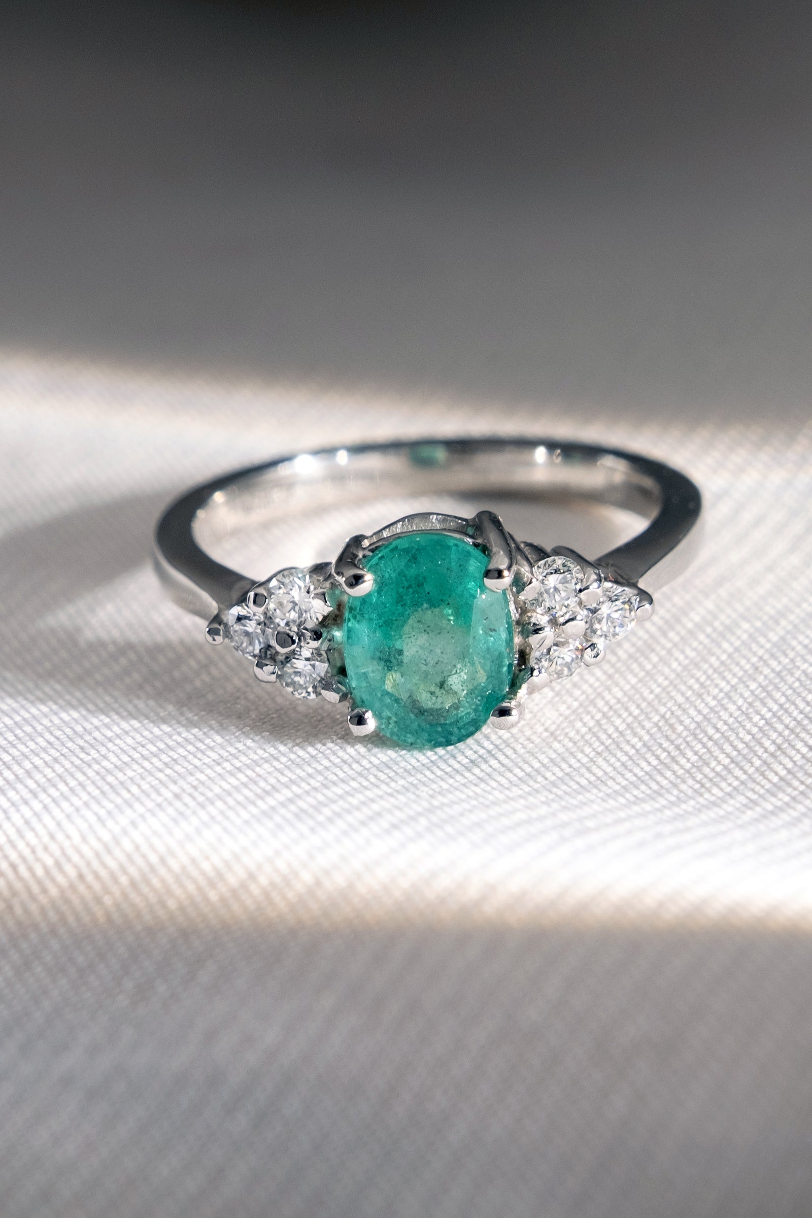 Anillo Esmeralda y Brillo Floral