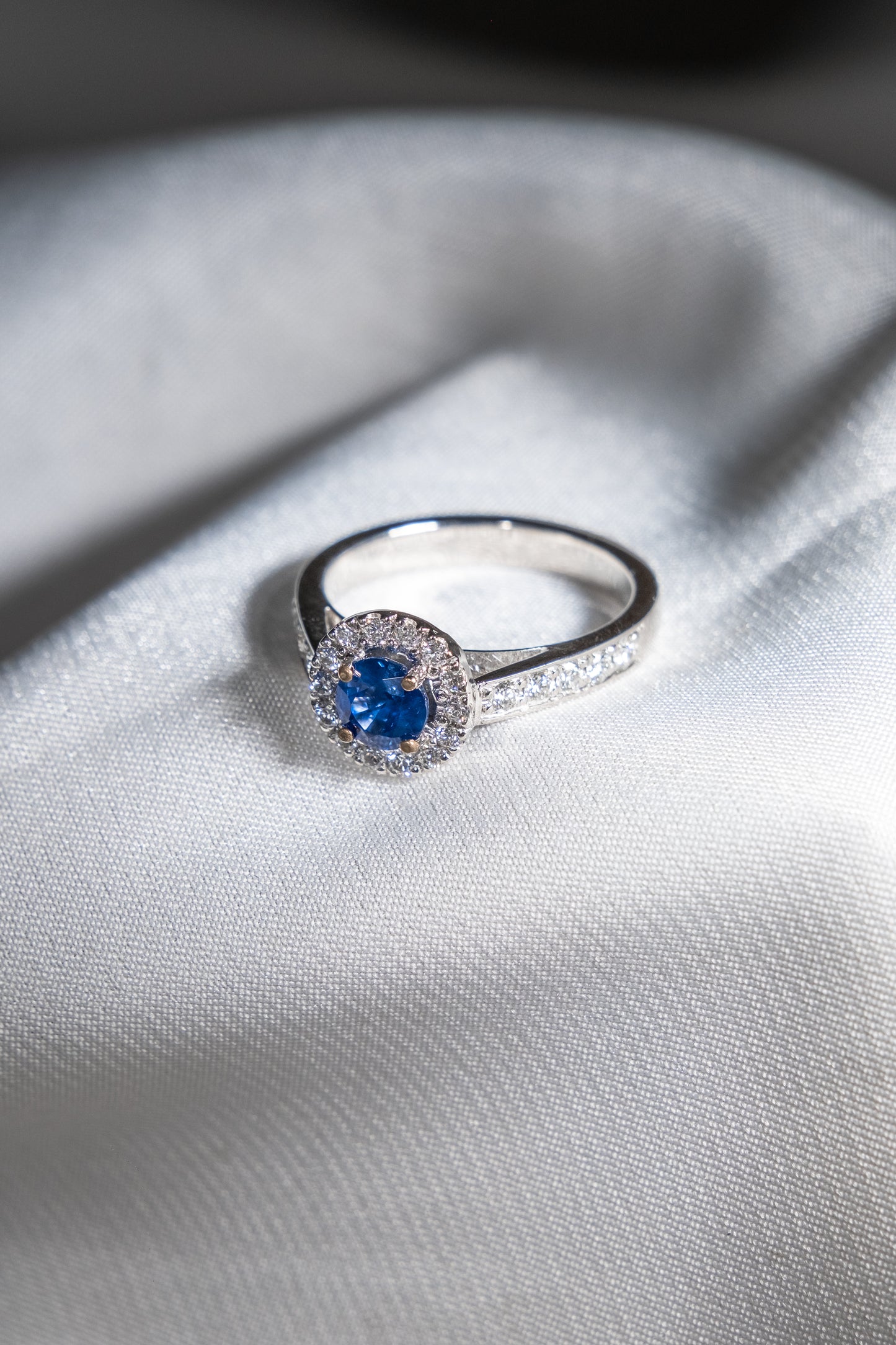 Anillo Zafiro y Halo de Diamantes