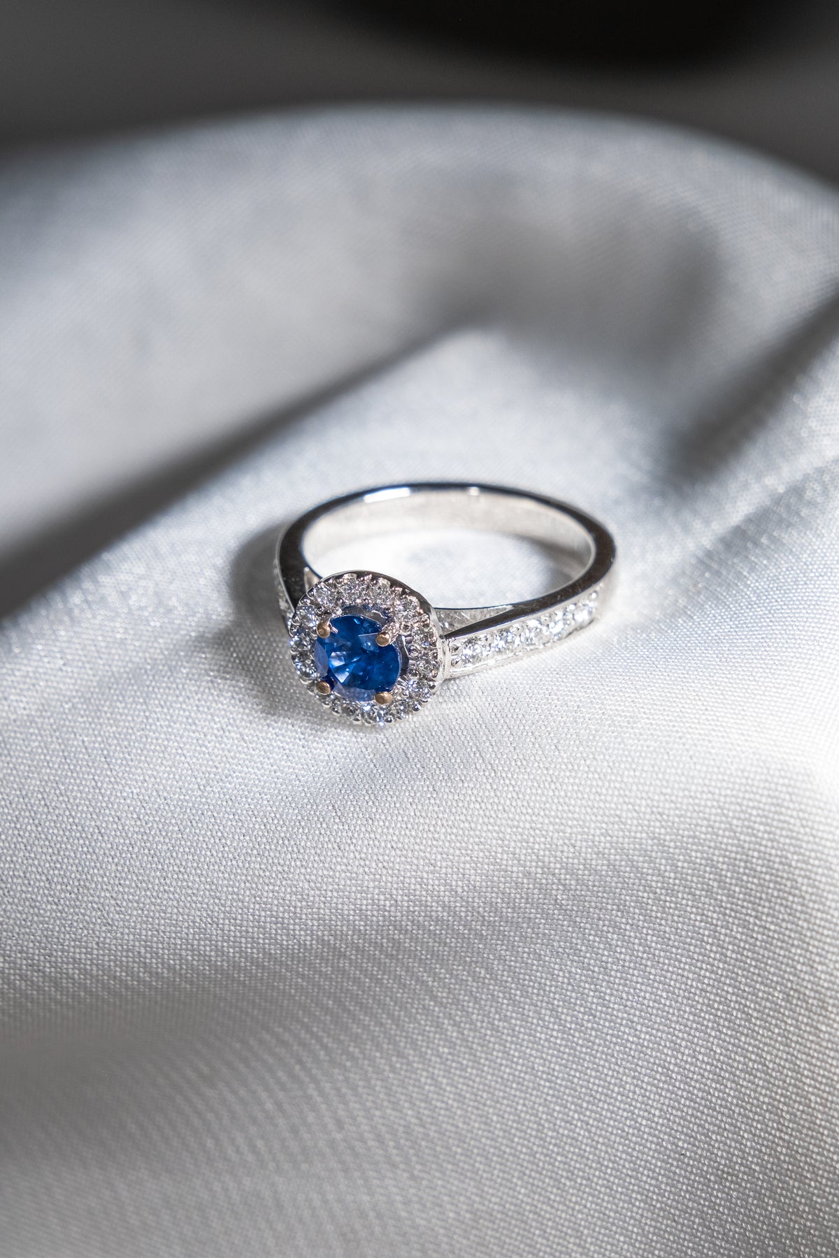 Anillo Zafiro y Halo de Diamantes