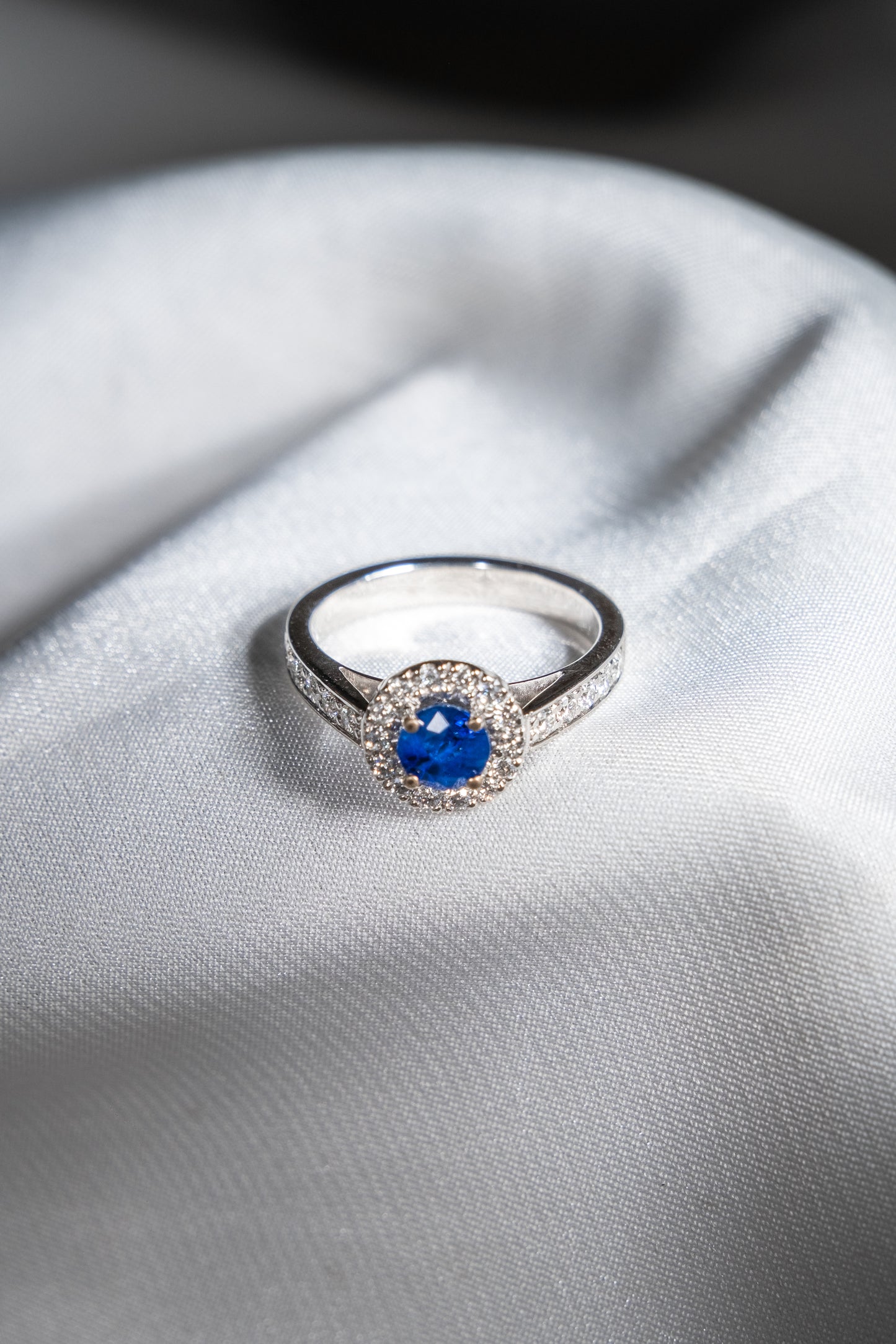 Anillo Zafiro y Halo de Diamantes