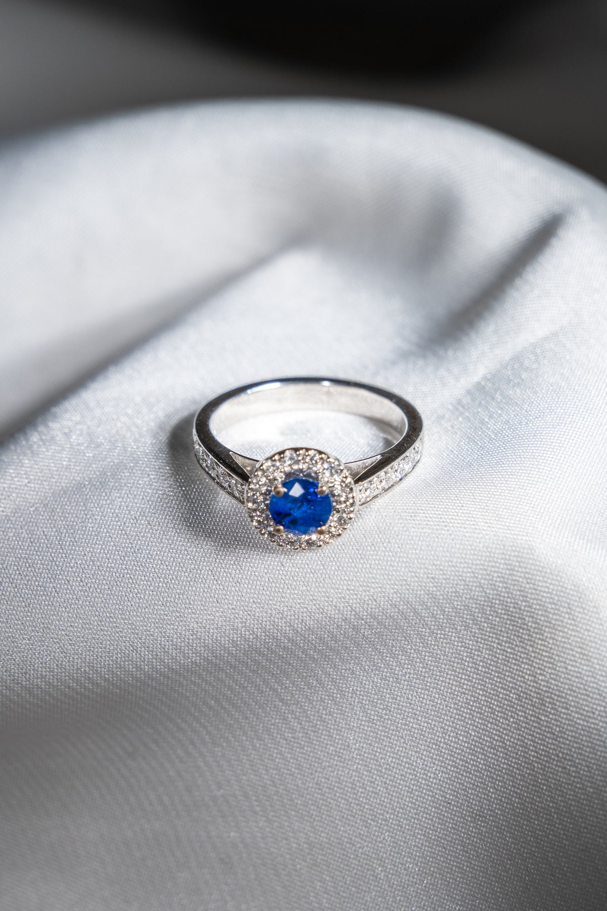 Anillo Zafiro y Halo de Diamantes