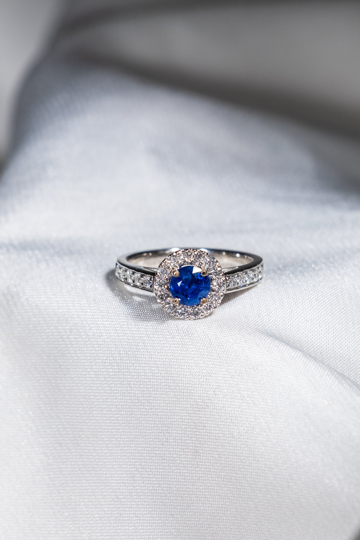 Anillo Zafiro y Halo de Diamantes