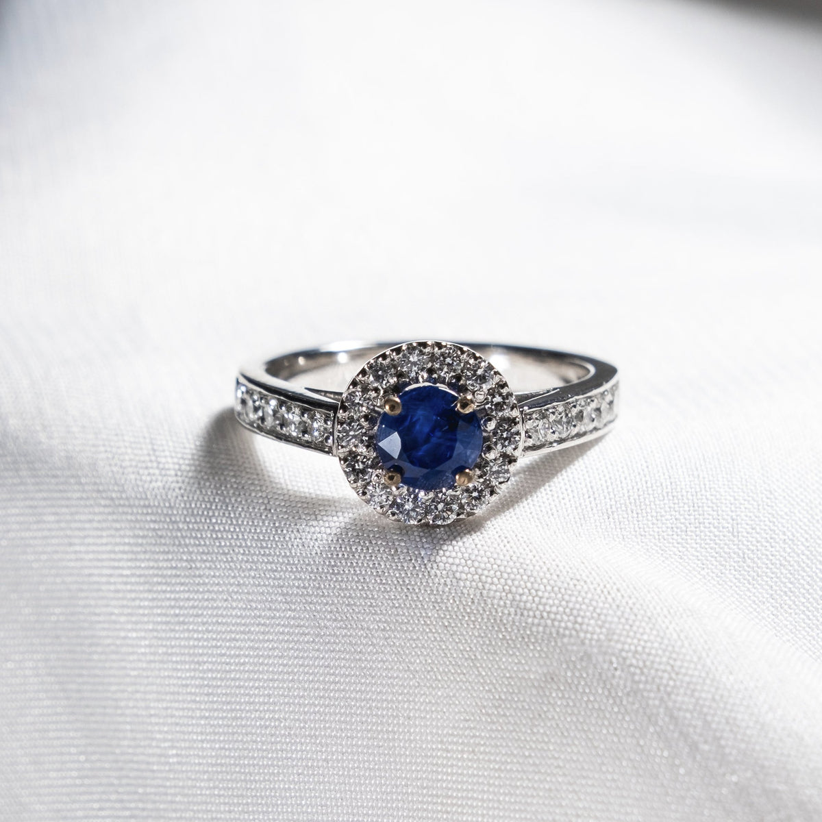 Anillo Zafiro y Halo de Diamantes