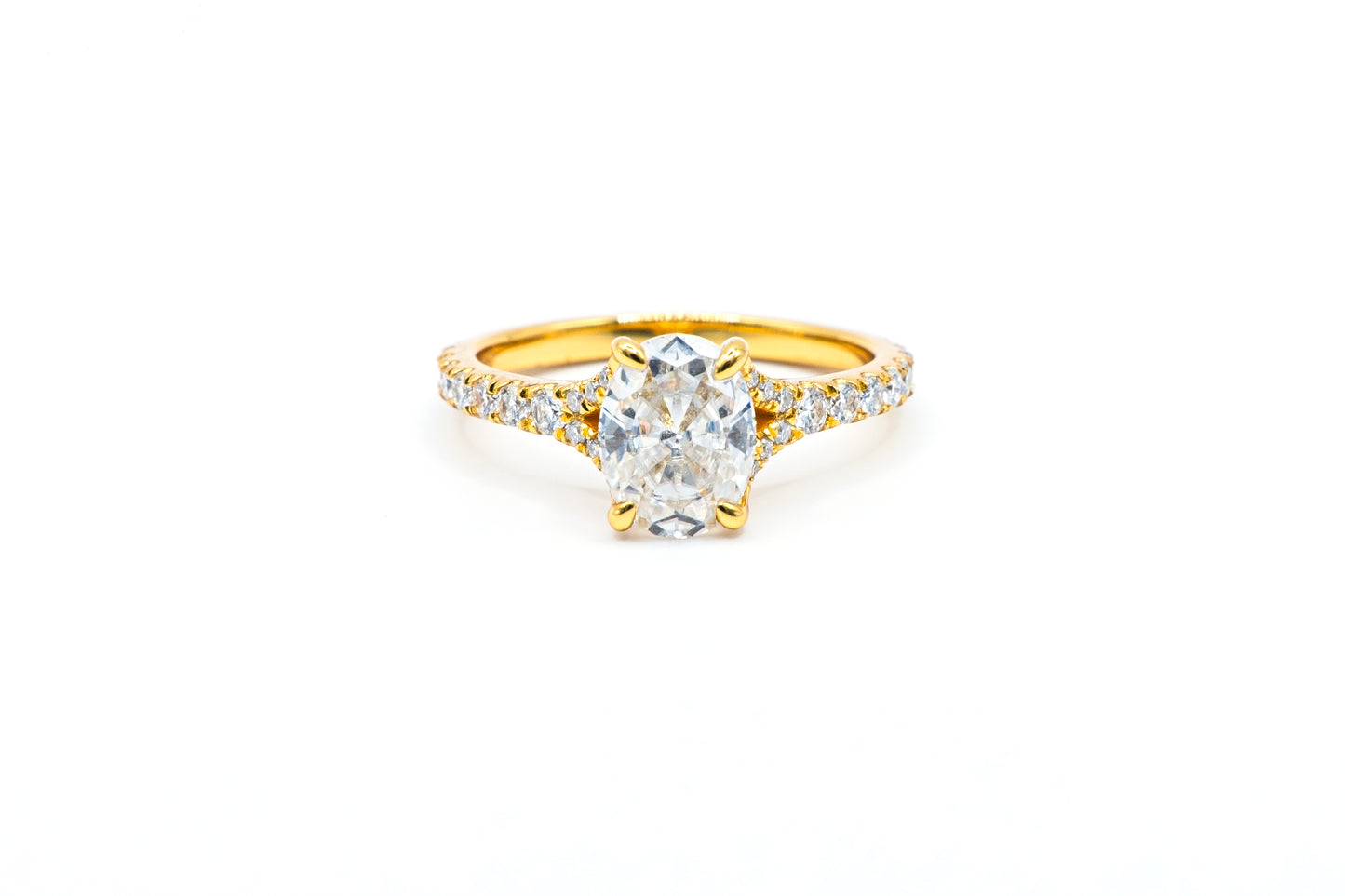 Anillo Diamante Oval y Brillo Convergente