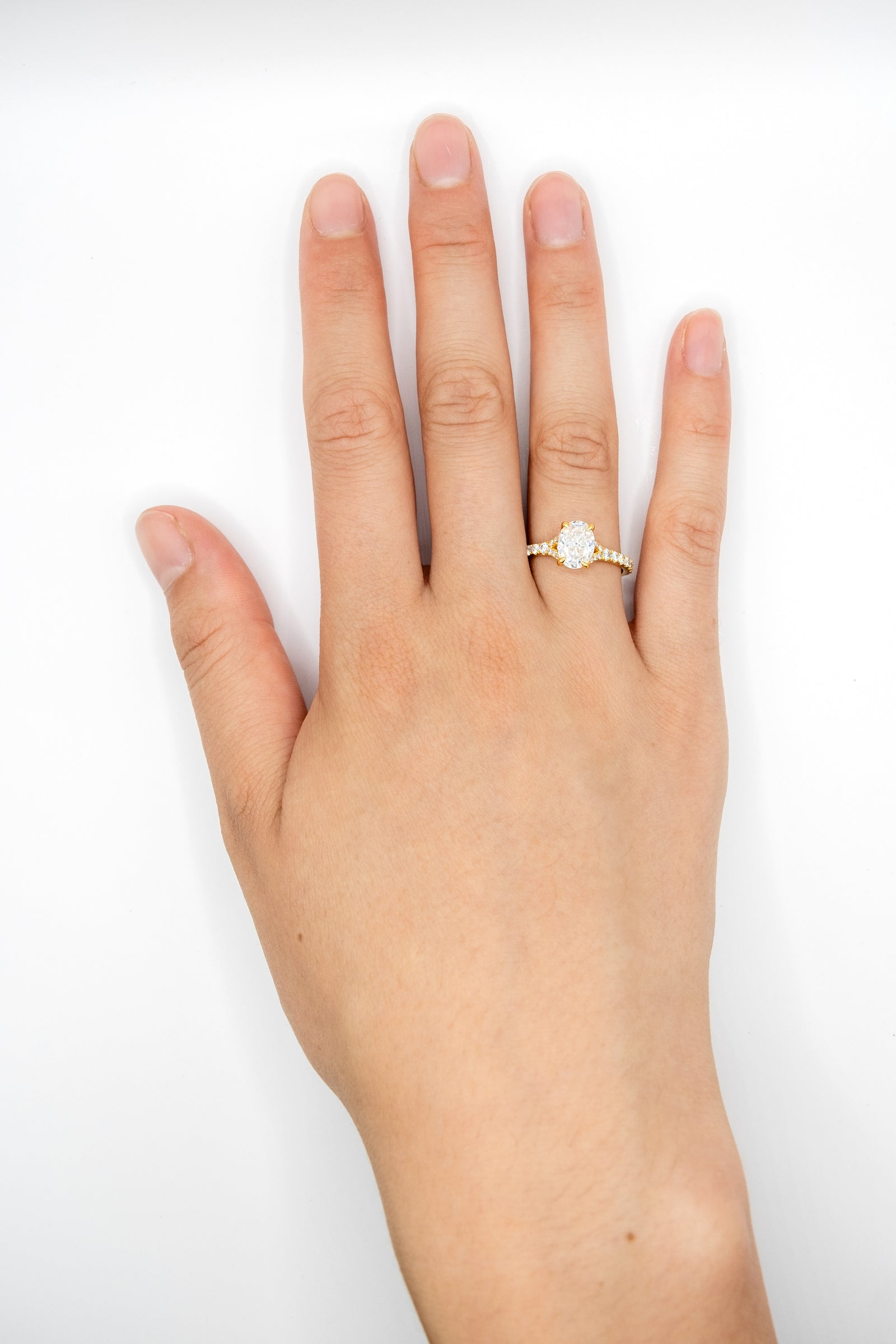 Anillo Diamante Oval y Brillo Convergente