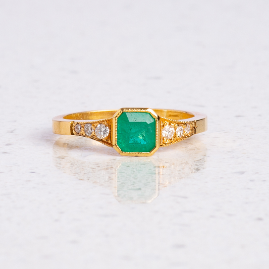 Anillo Esmeralda y Diamantes Graduados