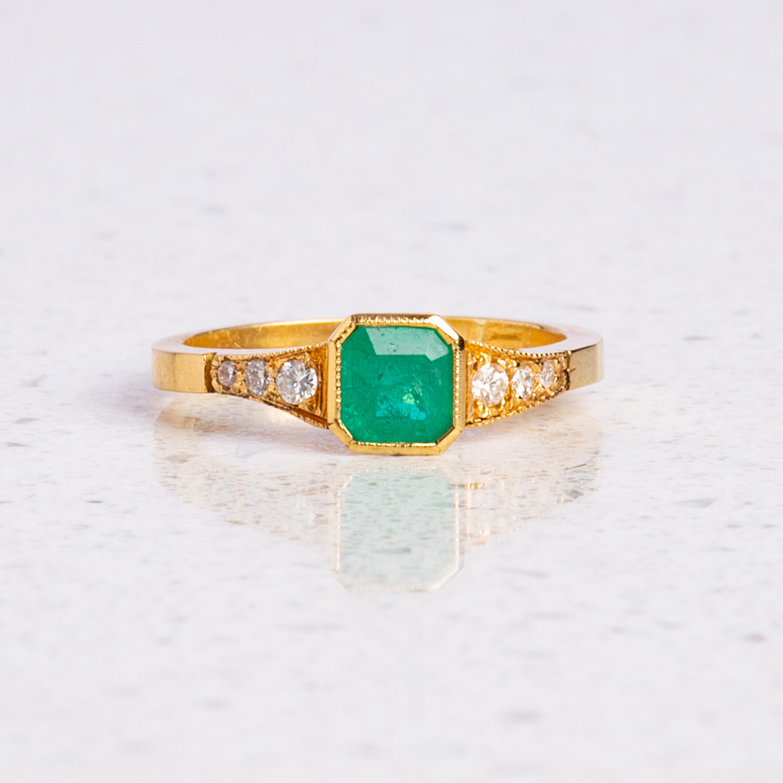 Anillo Esmeralda y Diamantes Graduados