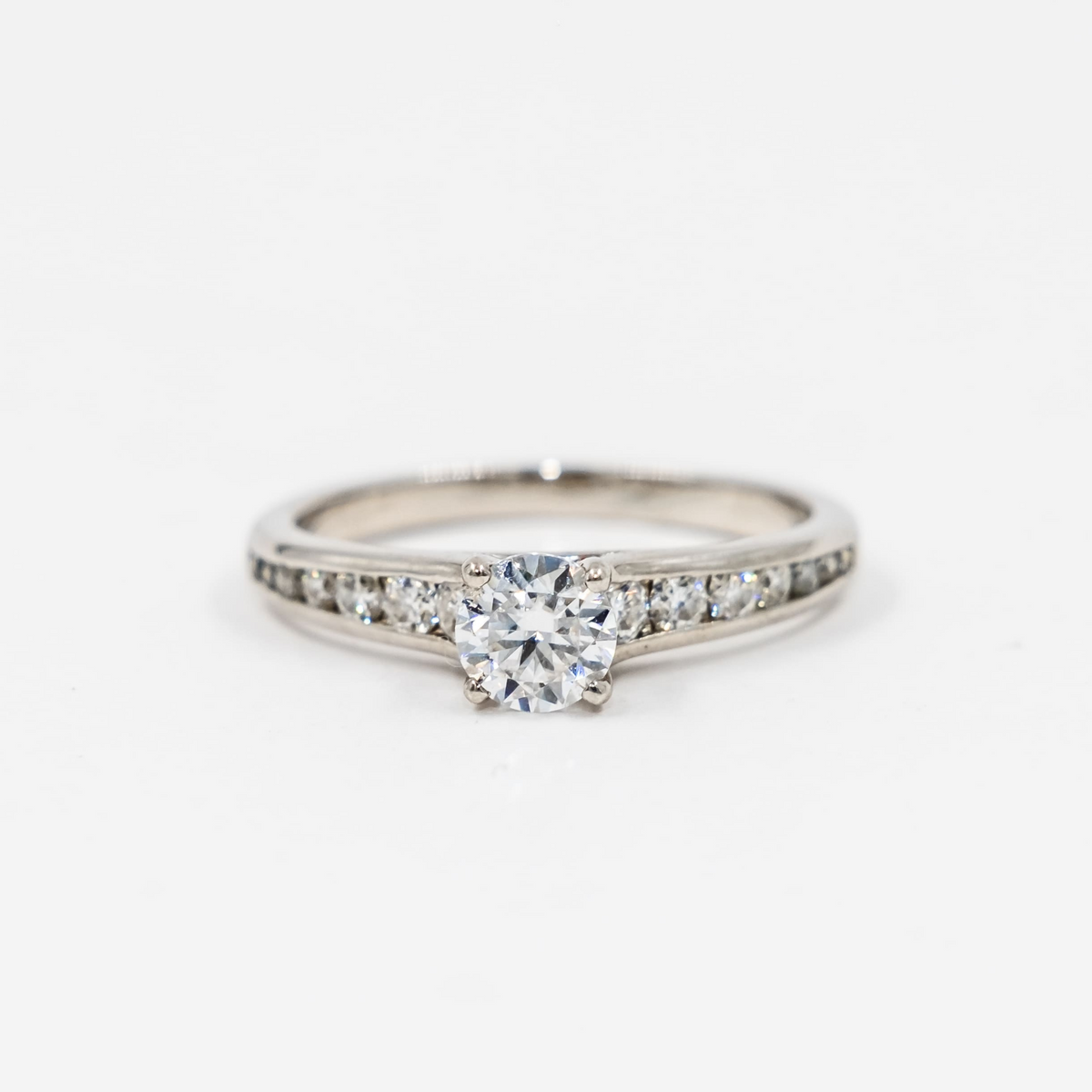 Solitario y brillo entre paredes