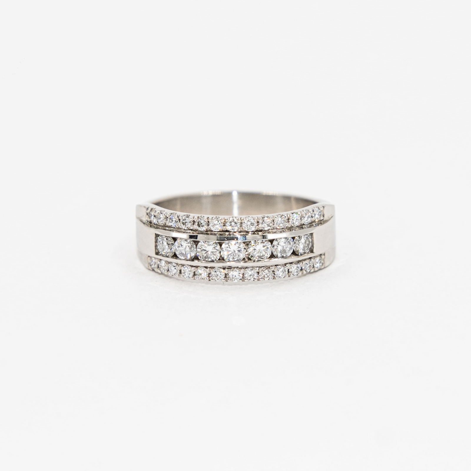 Triple Cintillo de Diamantes Macizo