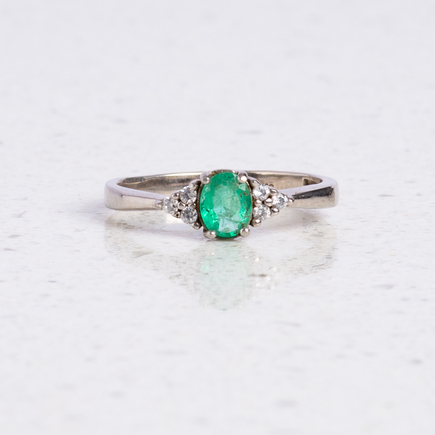 Anillo Esmeralda y Diamantes en grade