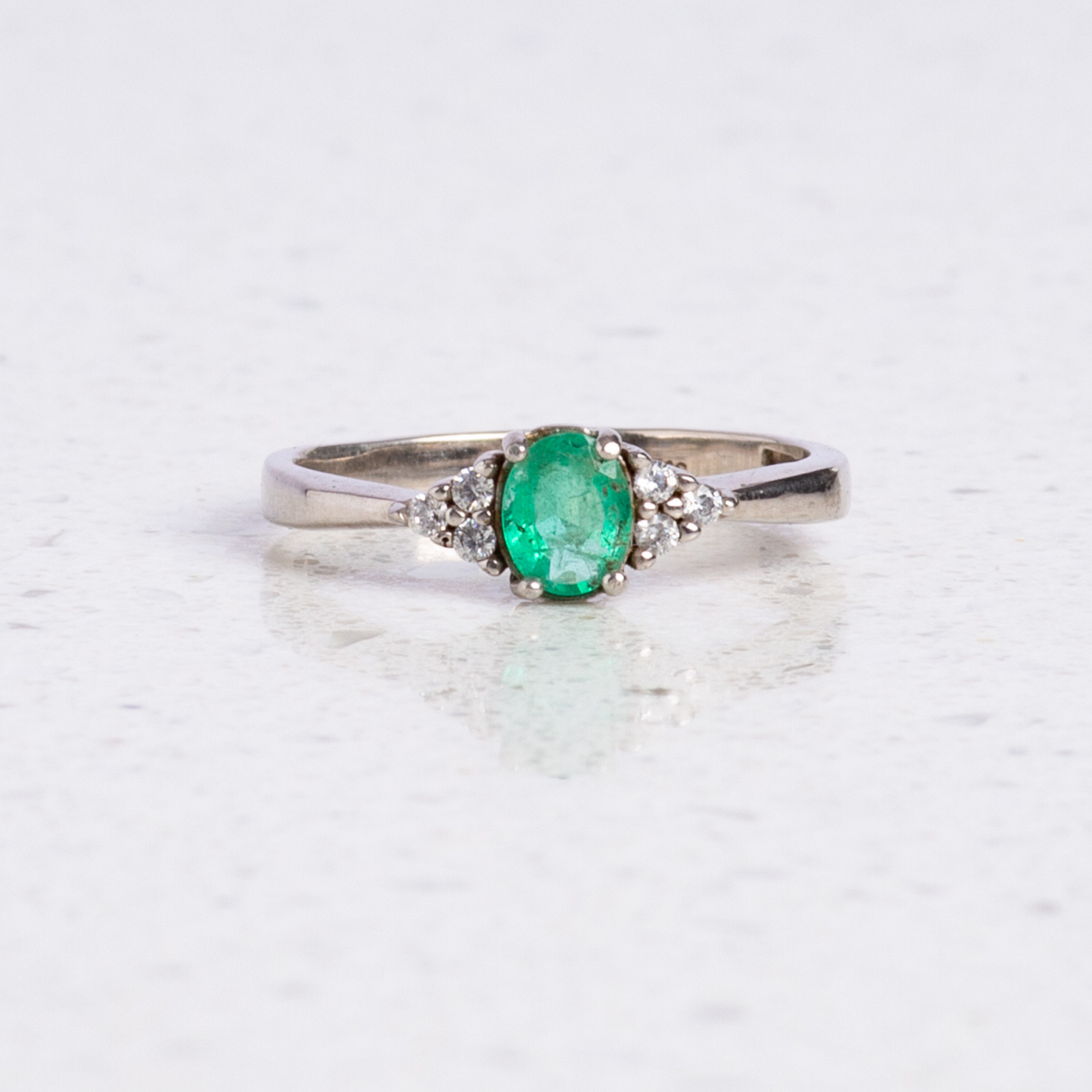 Anillo Esmeralda y Diamantes en grade