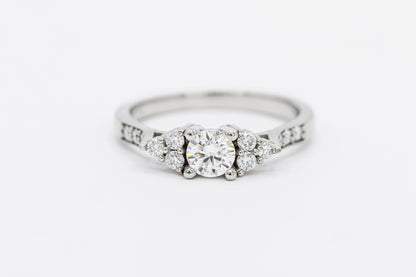 Anillo Diamante y Arreglo Floral