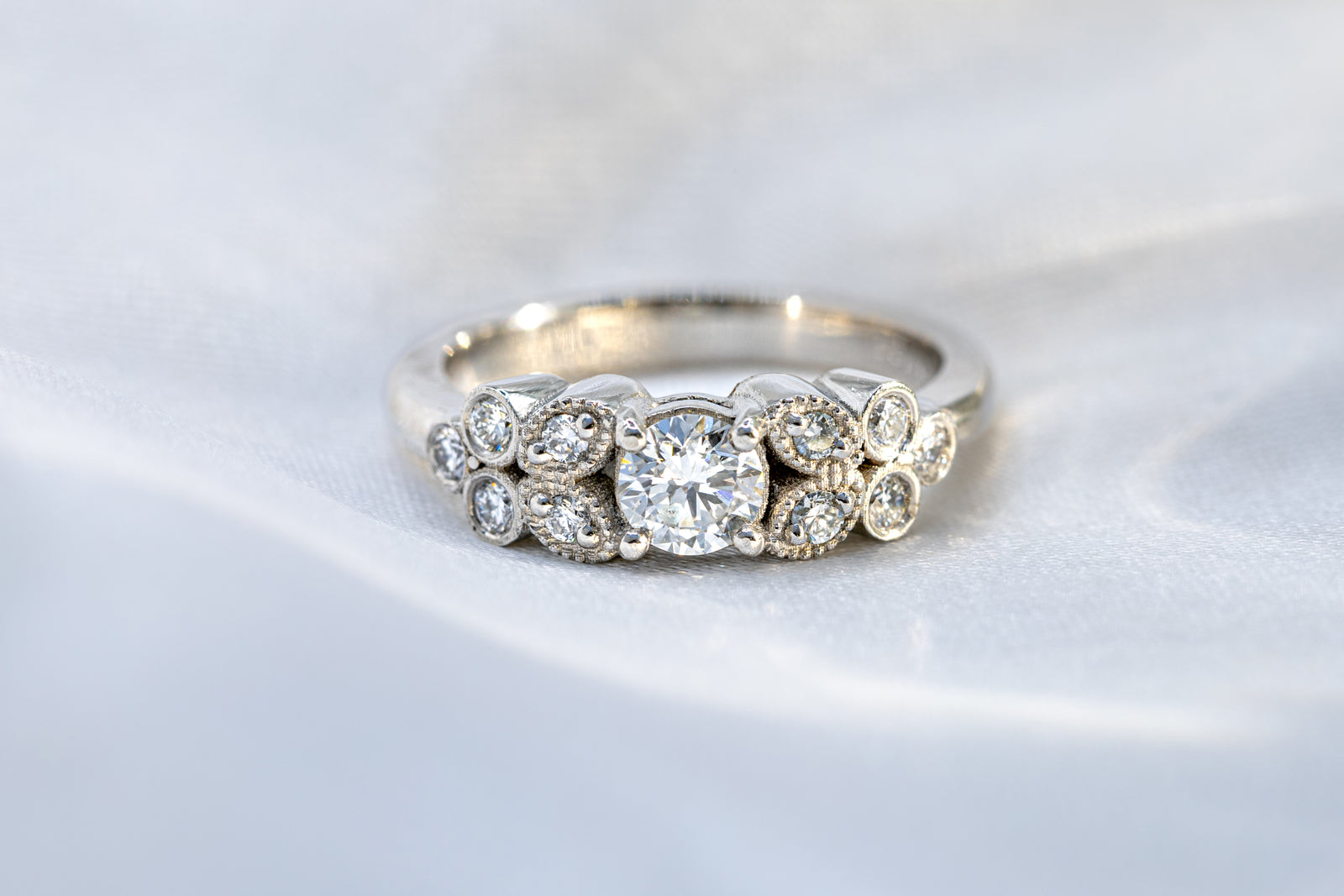 Anillo Diamante y Petalos