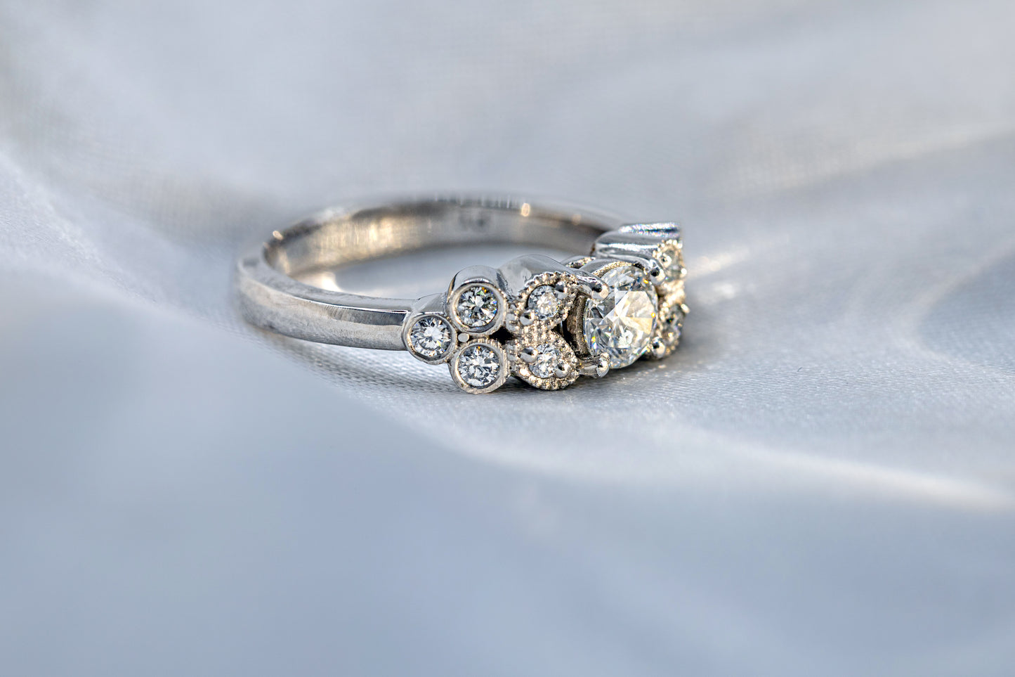 Anillo Diamante y Petalos