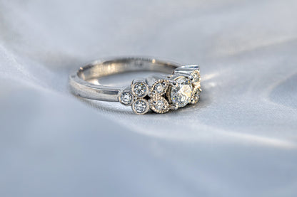 Anillo Diamante y Petalos