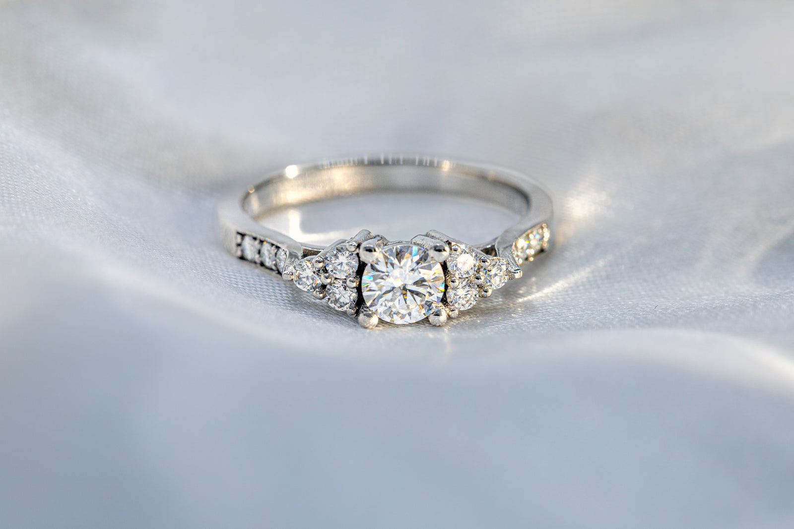 Anillo Diamante y Arreglo Floral