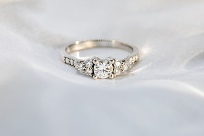Anillo Diamante y Arreglo Floral
