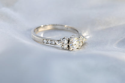 Anillo Diamante y Arreglo Floral