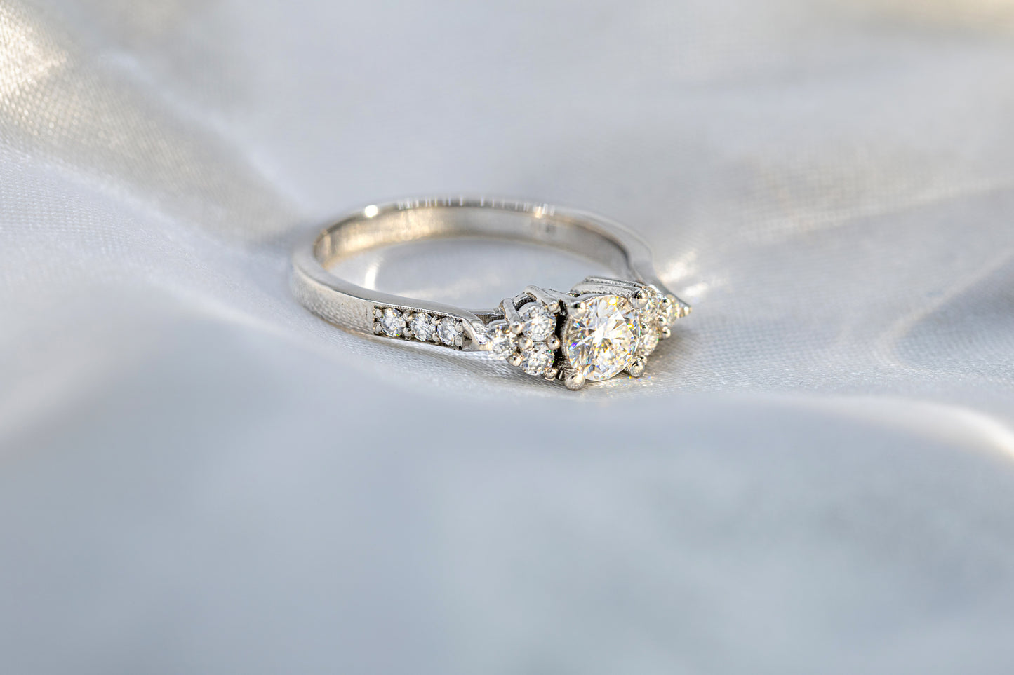 Anillo Diamante y Arreglo Floral
