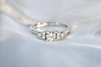 Anillo Diamante y Arreglo Floral
