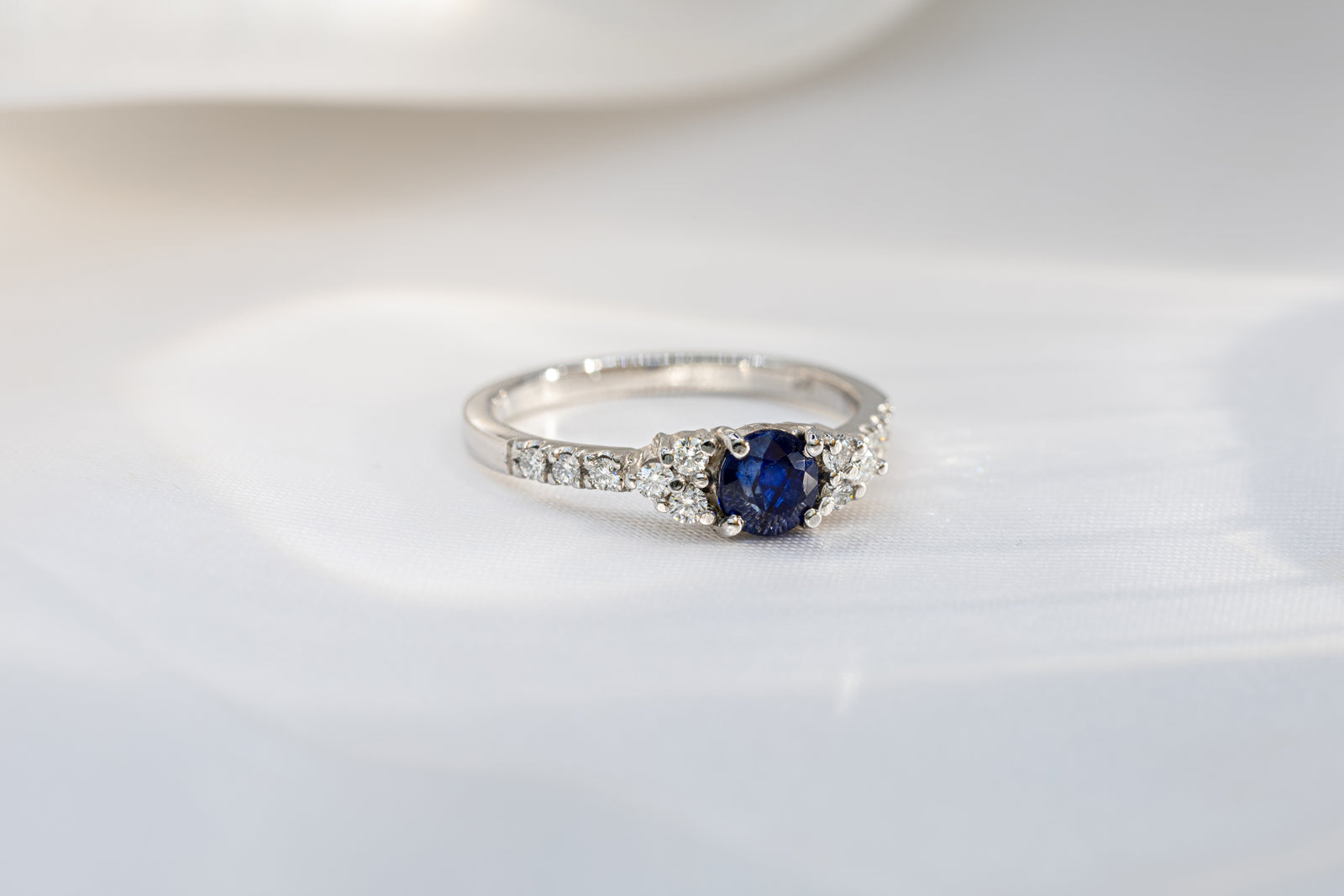 Anillo Arreglo Floral Zafiro Diamantes