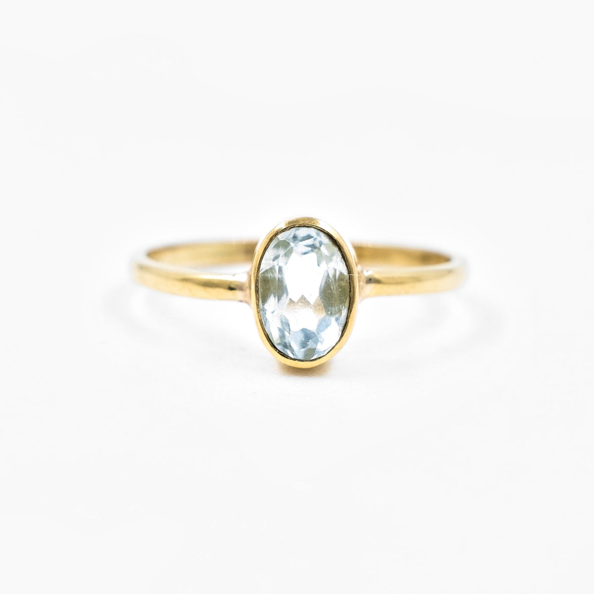 Anillo Aguamarina Petite en oro 18 kt, fondo blanco
