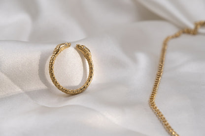 Anillo Cleopatra sobre seda
