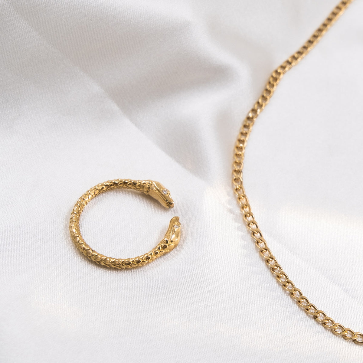 Anillo Cleopatra, detalle de las cabezas de serpiente