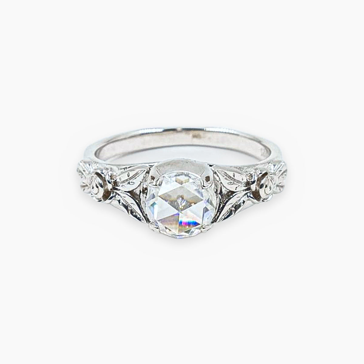 Anillo Grabado Floral y Moissanita Rosecut