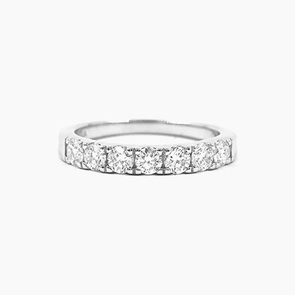 Anillo Medio Cintillo Clásico Moissanitas, fondo blanco