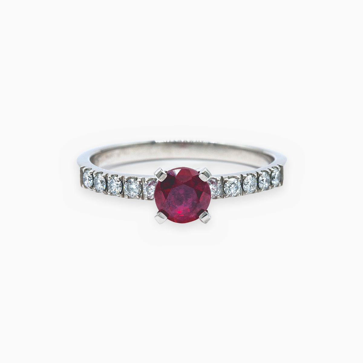 Anillo Rubí Celebrado en Diamantes