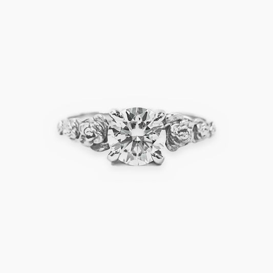 Anillo Solitario Moissanita y Rosas