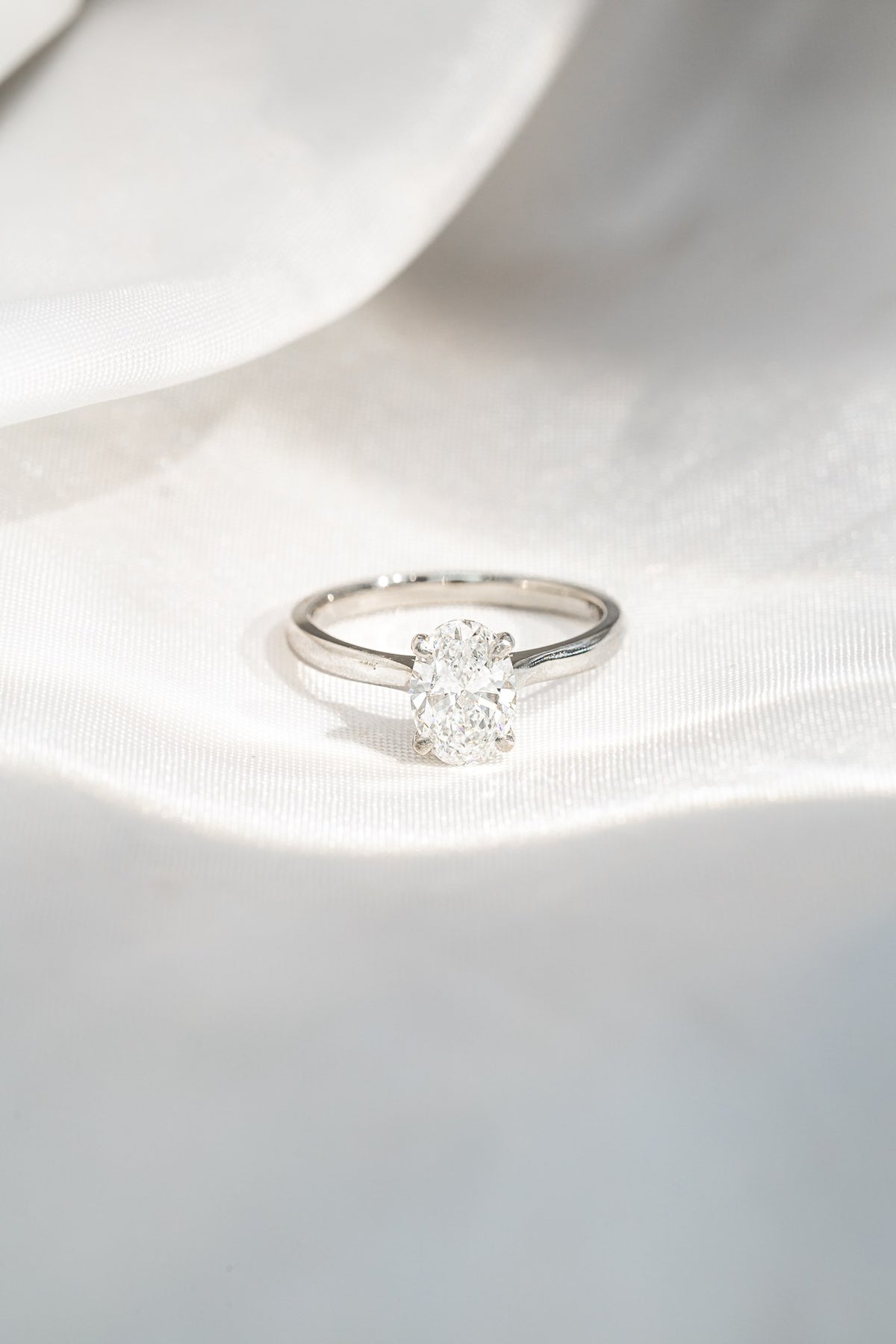 Solitario diamante oval sobre satín